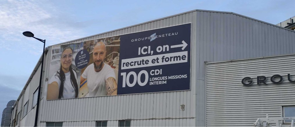 Signalétique en toile tendue sur un bâtiment