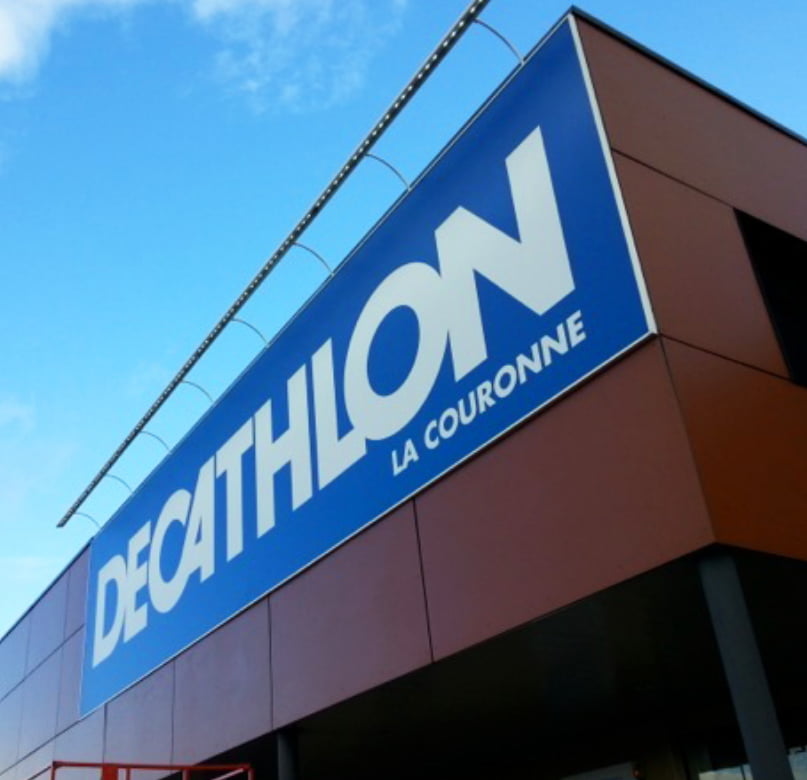 Une grande enseigne en bâche tendue pour Decathlon