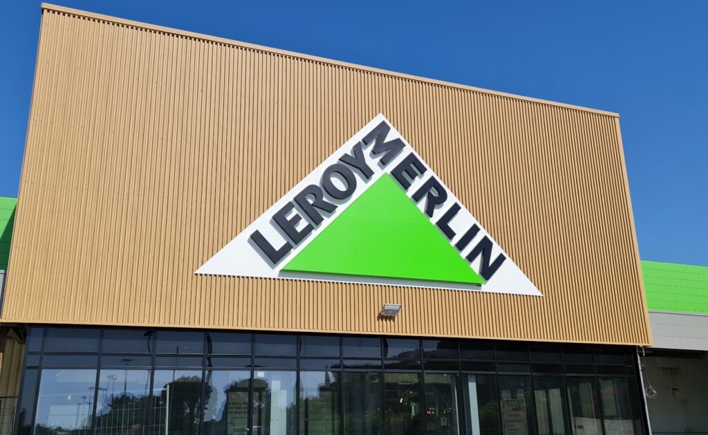 Enseigne du magasin Leroy Merlin réalisée avec un caisson mural pour toile tendue