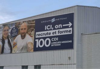 Signalétique en toile tendue sur un bâtiment