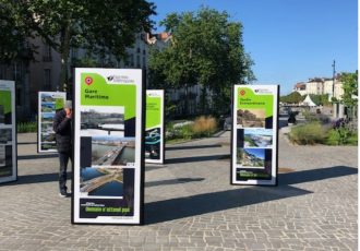 Des totems de signalétique autoportants en toile tendue