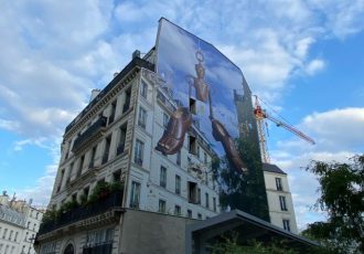 Un caisson très grand format pour décorer un bâtiment