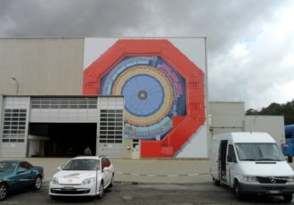 Un cadre tendu qui recouvre la façade d'un bâtiment