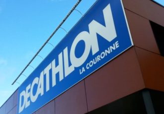 Une grande enseigne en bâche tendue pour Decathlon