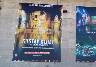 Deux grandes affiches tendues sur un cadre en aluminium